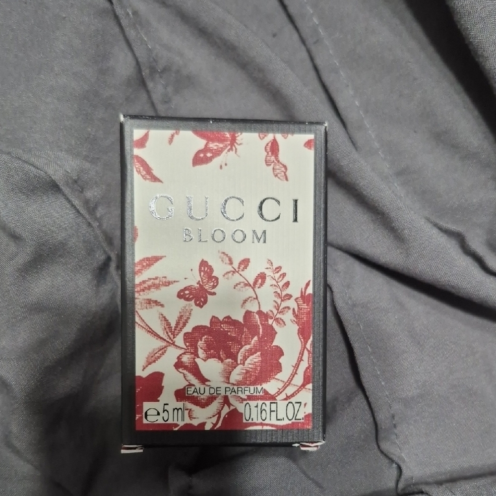 Gucci Bloom Mini Eau de Parfum — White & Red Floral Box